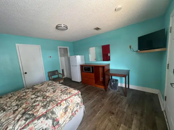 Pinelodge Motel 5